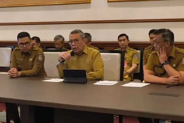 Wali Kota Tangerang Selatan, Benyamin Davnie bersama dengan Wakil Wali Kota Tangerang Selatan, Pilar Saga Ichsan (kiri) dan Sekretaris Daerah, Bambang (kanan) saat konferensi pers terkait LKPD yang ramai di medsos usai diunggah mantan artis cilik, Leony.