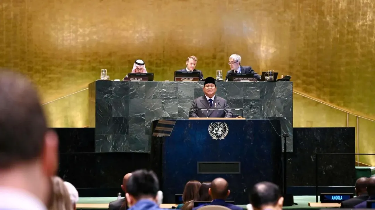Presiden Republik Indonesia, Prabowo Subianto dalam Konferensi Internasional Tingkat Tinggi (KTT) untuk Penyelesaian Damai atas Masalah Palestina dan Implementasi Solusi Dua Negara yang digelar di Gedung Majelis Umum Perserikatan Bangsa-Bangsa (PBB), New York, Amerika Serikat, pada Senin (22/9/2025).