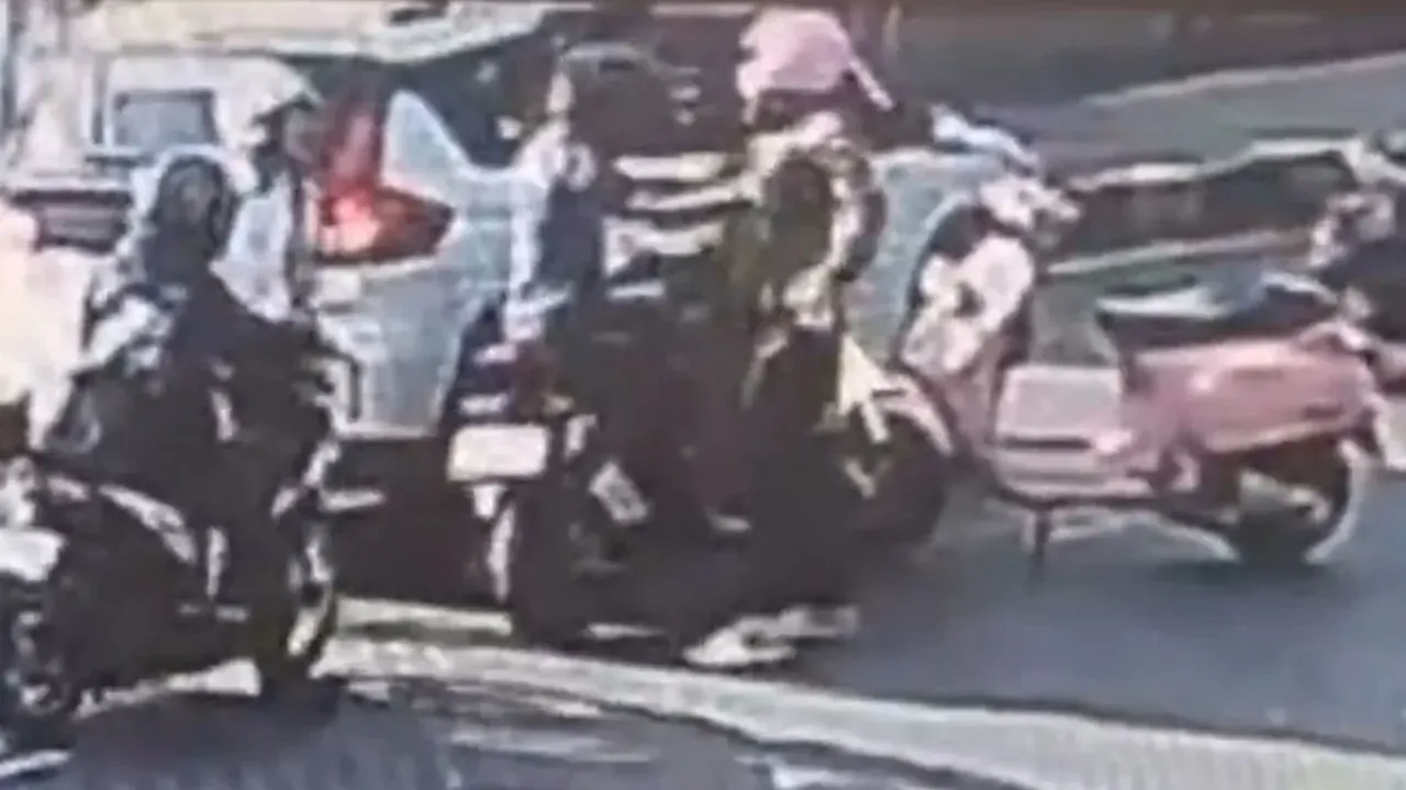 Tangkapan layar dari rekaman CCTV kejadian pemukulan di Jalan Ampera Raya, Pasar Minggu, Jakarta Selatan pada Senin (22/9/2025) pagi. 
