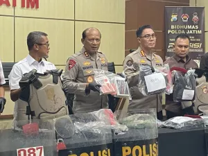 Buku yang disita polisi dijadikan barang bukti kasus pengerusakan dan pengeroyokan anggota di pos lantas Waru Sidoarjo dibawa Kapolda Jatim, Kamis (18/9/2025). Sejarah Terulang, Kenapa Penyitaan Buku Masih Terjadi di Indoensia?