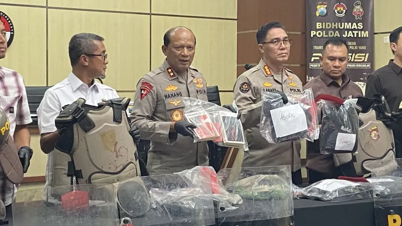 Buku yang disita polisi dijadikan barang bukti kasus pengerusakan dan pengeroyokan anggota di pos lantas Waru Sidoarjo dibawa Kapolda Jatim, Kamis (18/9/2025). Sejarah Terulang, Kenapa Penyitaan Buku Masih Terjadi di Indoensia?