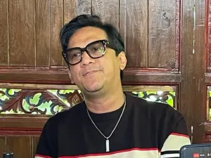Komedian sekaligus eks personel band Stinky, Andre Taulany menanggapi somasi Ndhank Surahman soal larangan untuk membawakan lagu Mungkinkah dalam konferensi pers di daerah Ciputat, Tangerang Selatan, Selasa (9/1/2024).