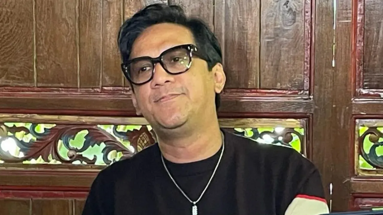 Komedian sekaligus eks personel band Stinky, Andre Taulany menanggapi somasi Ndhank Surahman soal larangan untuk membawakan lagu Mungkinkah dalam konferensi pers di daerah Ciputat, Tangerang Selatan, Selasa (9/1/2024).