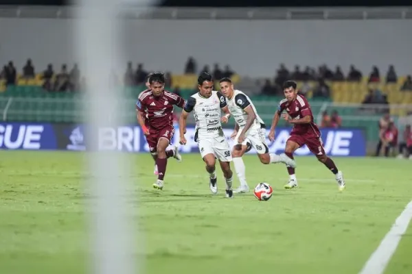 Duel pemain pada laga PSM Makassar vs Persija Jakarta di pekan keenam Super League 2025-2026 di Stadion B.J. Habibie, Parepare, Makassar, Minggu (21/9/2025).