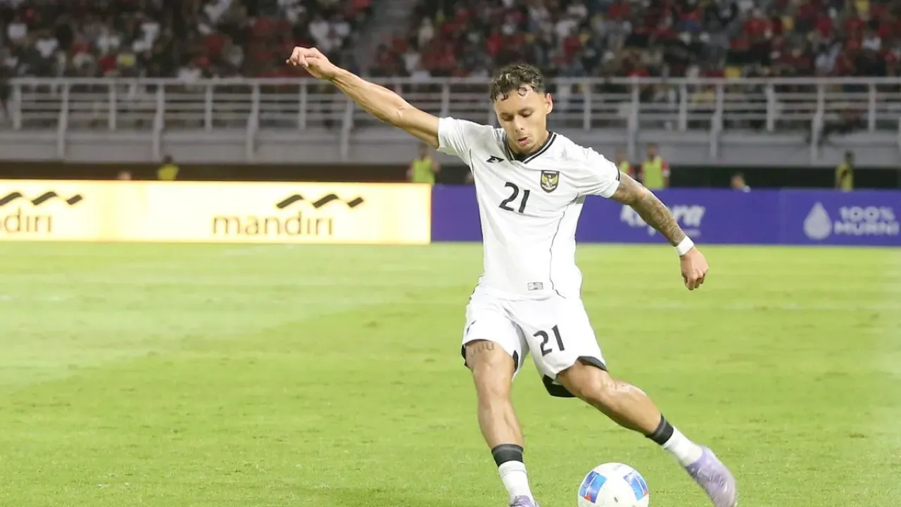 Pemain timnas Indonesia Dean James saat laga FIFA Matchday melawan Lebanon yang berakhir dengan skor 0-0 di Stadion Gelora Bung Tomo Surabaya, Jawa Timur, Senin (8/9/2025) malam.