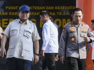 Presiden Prabowo Subianto (kiri) didampingi Kapolri Jenderal Pol. Listyo Sigit Prabowo berjalan usai menjenguk polisi yang dirawat di RS Polri Kramat Jati, Jakarta, Senin (1/9/2025). Presiden Prabowo Subianto menjenguk anggota polisi yang mengalami cedera dan luka-luka akibat kericuhan saat aksi unjuk rasa di Jakarta dan meminta Kapolri untuk menaikan pangkat luar biasa kepada anggota yang terluka. 