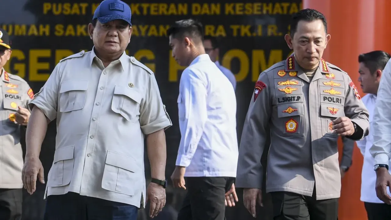 Presiden Prabowo Subianto (kiri) didampingi Kapolri Jenderal Pol. Listyo Sigit Prabowo berjalan usai menjenguk polisi yang dirawat di RS Polri Kramat Jati, Jakarta, Senin (1/9/2025). Presiden Prabowo Subianto menjenguk anggota polisi yang mengalami cedera dan luka-luka akibat kericuhan saat aksi unjuk rasa di Jakarta dan meminta Kapolri untuk menaikan pangkat luar biasa kepada anggota yang terluka. 