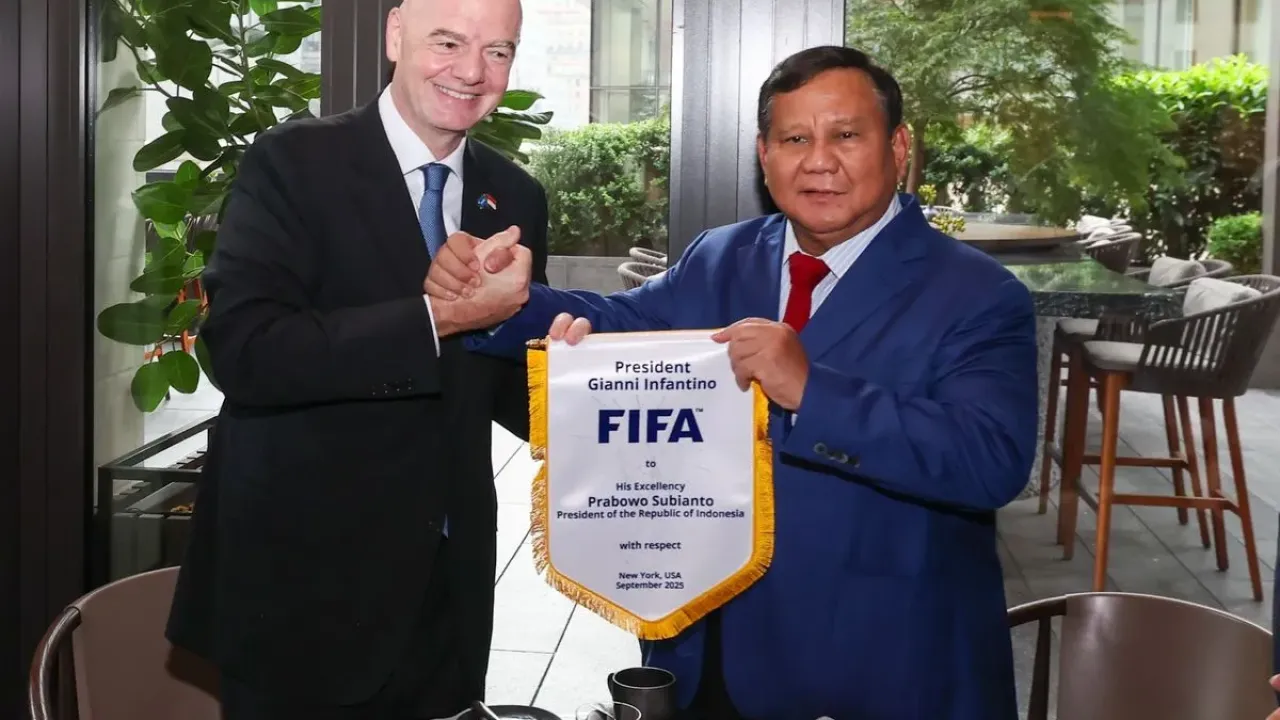 Presiden Republik Indonesia, Prabowo Subianto, bertemu dengan Presiden FIFA, Gianni Infantino, di sela-sela rangkaian Sidang Umum Perserikatan Bangsa-Bangsa (PBB) di New York, Amerika Serikat, Rabu (24/9/2025) waktu setempat.
