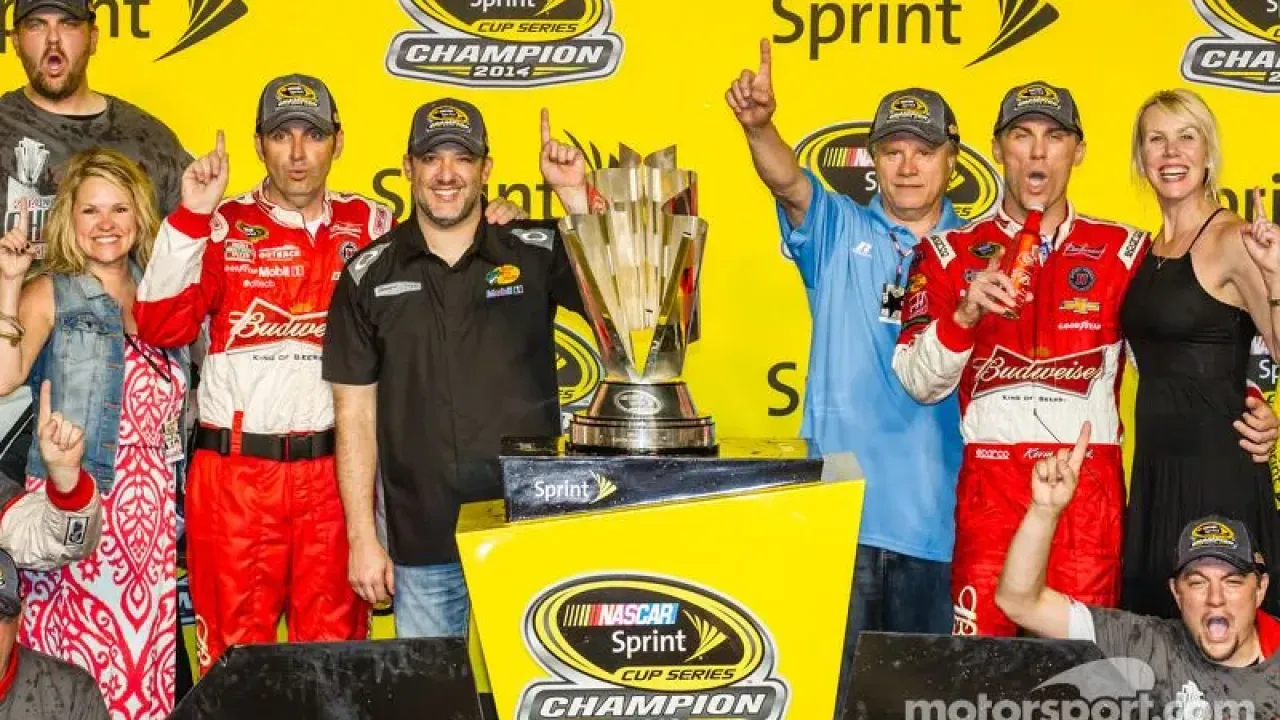 Race winner and 2014 NASCAR Sprint Cup series champion Kevin Harvick, Stewart-Haas Racing Chevrolet celebrates with crew chief Rodney Childers, Tony Stewart, DeLana Harvick and Gene Haas