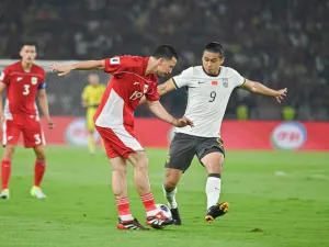 Thom Haye beraksi dalam partai Grup C Kualifikasi Piala Dunia 2026 zona Asia antara Timnas Indonesia vs China yang digelar di Stadion Utama Gelora Bung Karno pada Kamis (5/6/2025).