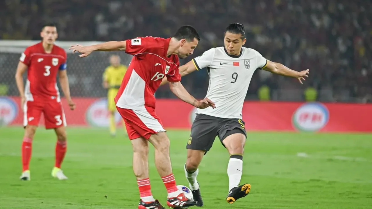 Thom Haye beraksi dalam partai Grup C Kualifikasi Piala Dunia 2026 zona Asia antara Timnas Indonesia vs China yang digelar di Stadion Utama Gelora Bung Karno pada Kamis (5/6/2025).