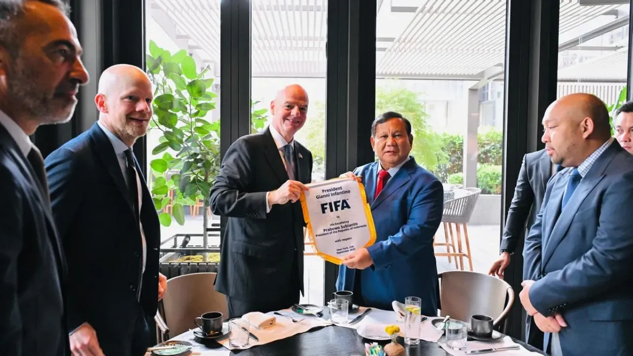 Presiden Republik Indonesia, Prabowo Subianto menerima kunjungan Presiden Federasi Sepak Bola Internasional (FIFA) Gianni Infantino di New York, Amerika Serikat, Rabu (24/9/2025). 