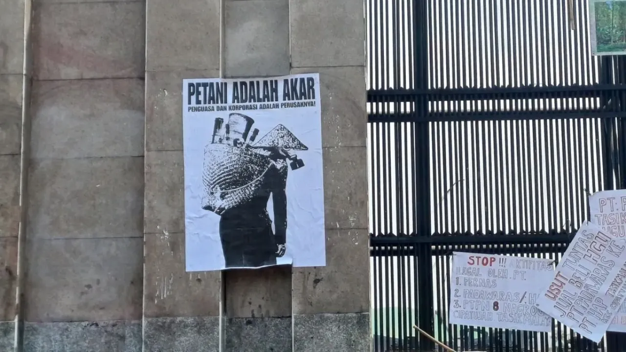 Massa aksi memperingati Hari Tani Nasional (HTN) ke-65 di Gedung DPR/MPR RI memprotes tindakan sewenang-wenang para penguasa di daerah.