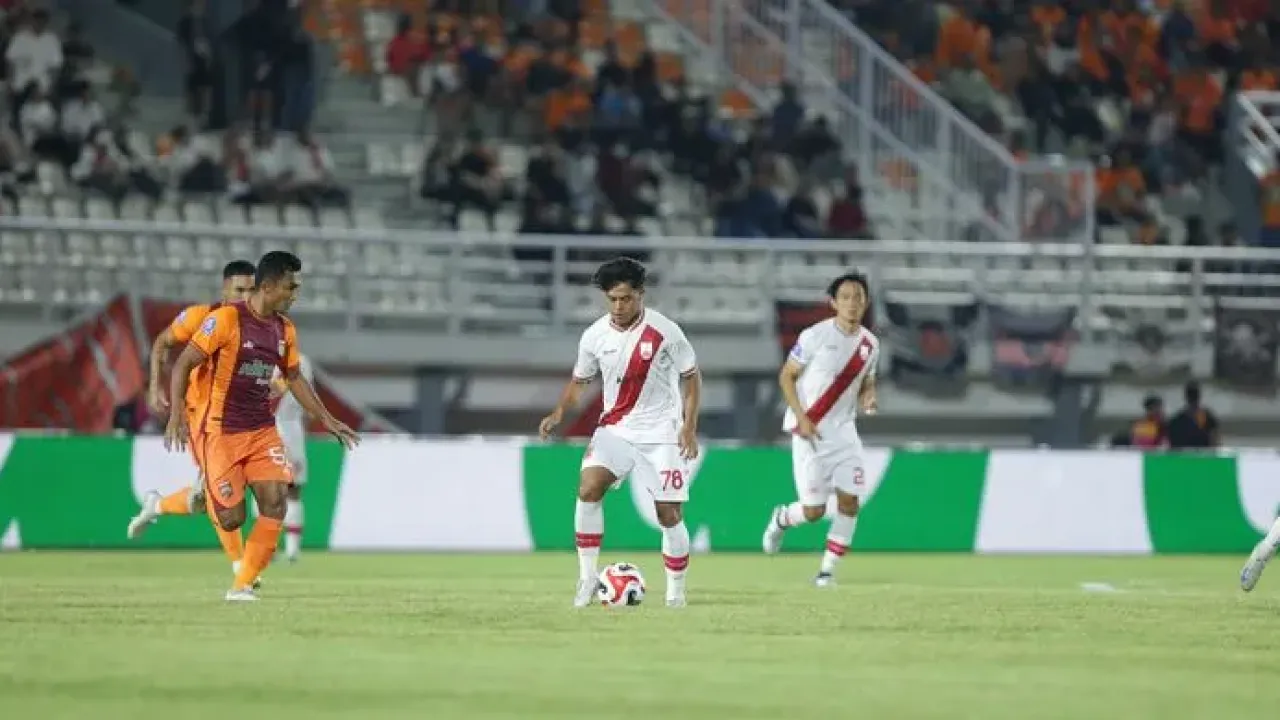 Momen perebutan bola laga pekan keenam Super League 2025-2026 antara Borneo FC vs Persis Solo di Stadion Segiri, Samarinda, Senin (22/9/2025).