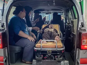Ambulans membawa siswa SMKN 1 Cihampelas yang mengalami keracunan usai menyantap menu MBG di sekolahnya pada Rabu (24/9/2025).