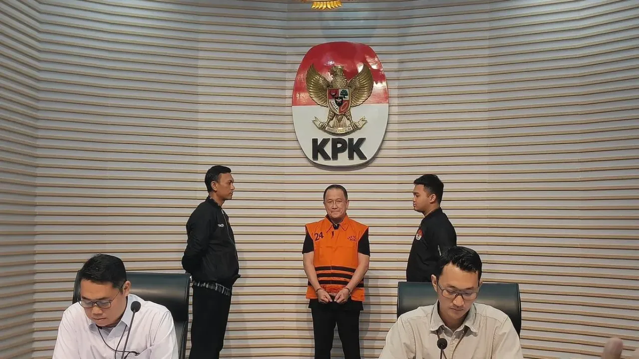 Menas Erwin Djohansyah (MED) (berompi oranye) tersangka kasus suap di lingkungan Mahkamah Agung (MA), dihadirkan dalam konferensi pers KPK, Kamis (25/9/2025).