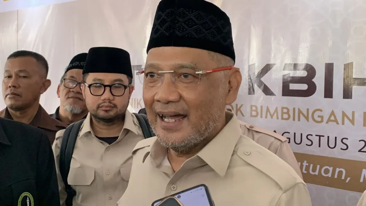 Presiden Prabowo Subianto resmi melantik Moch Irfan Yusuf atau Gus Irfan sebagai Menteri Haji dan Umrah di Istana Kepresidenan, Jakarta, Senin.