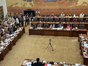 Suasana rapat Komisi VI DPR RI tentang revisi UU BUMN dengan pemerintah di Kompleks Parlemen, Jakarta, Jumat (26/9/2025).