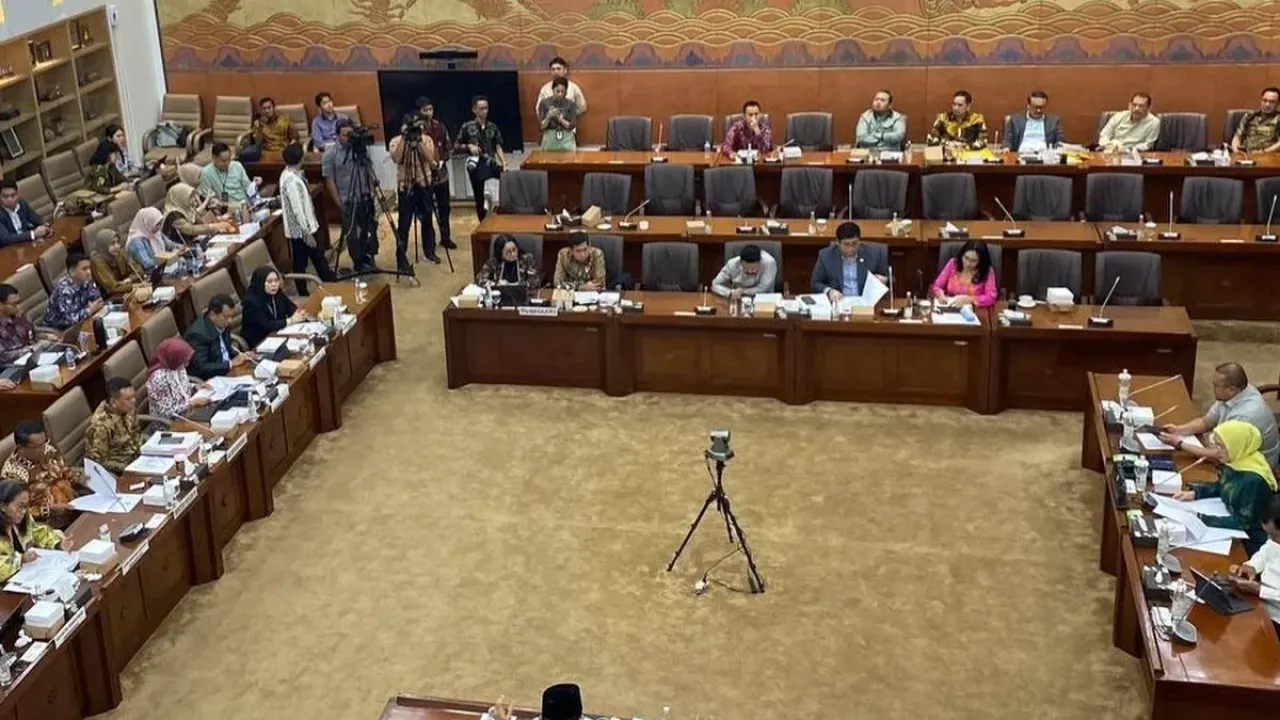 Suasana rapat Komisi VI DPR RI tentang revisi UU BUMN dengan pemerintah di Kompleks Parlemen, Jakarta, Jumat (26/9/2025).