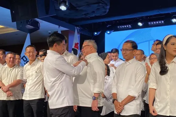 Ketua Umum PSI Kaesang Pangarep menyematkan pin gajah logo partai kepada Ketua Harian PSI Ahmad Ali di Djakarta Theater, Jakarta Pusat, Jumat (26/9/2025). 