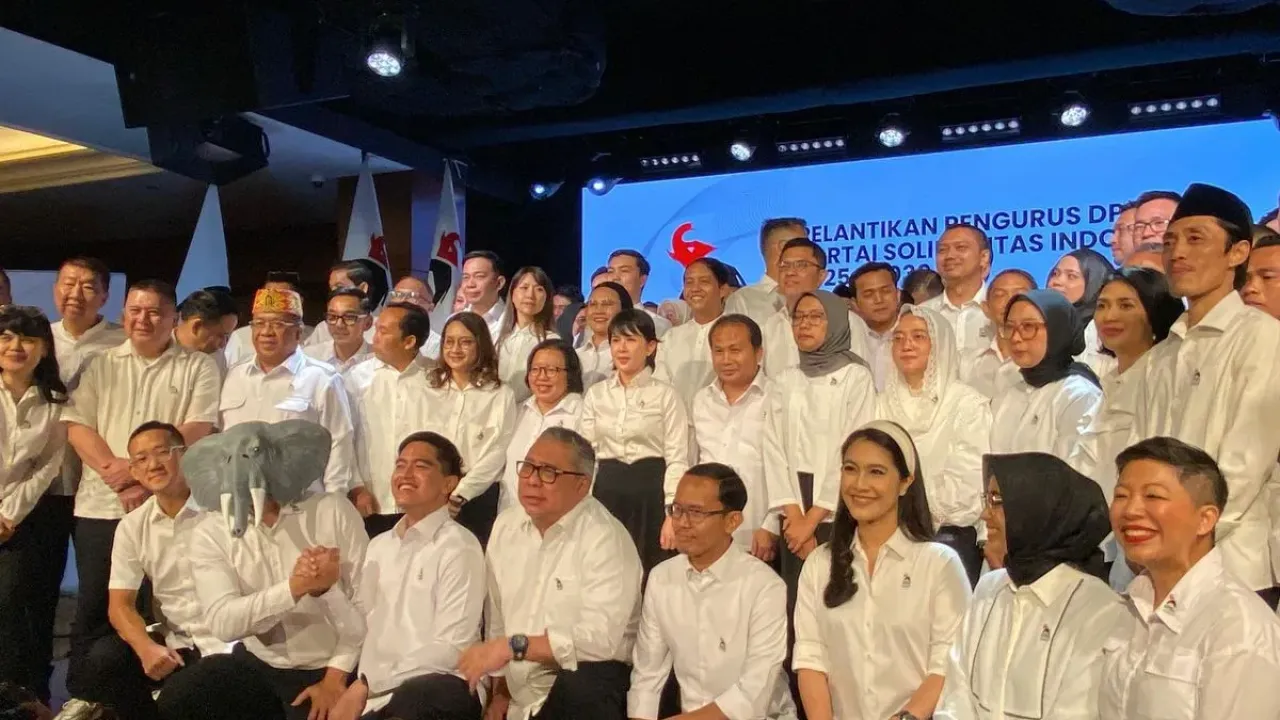 Para pengurus baru Partai Solidaritas Indonesia (PSI) berfoto bersama usai diumumkan di Djakarta Theater, Jakarta Pusat, Jumat (26/9/2025). 