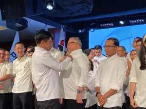 Ketua Umum PSI Kaesang Pangarep menyematkan pin gajah logo partai kepada Ketua Harian PSI Ahmad Ali di Djakarta Theater, Jakarta Pusat, Jumat (26/9/2025). 