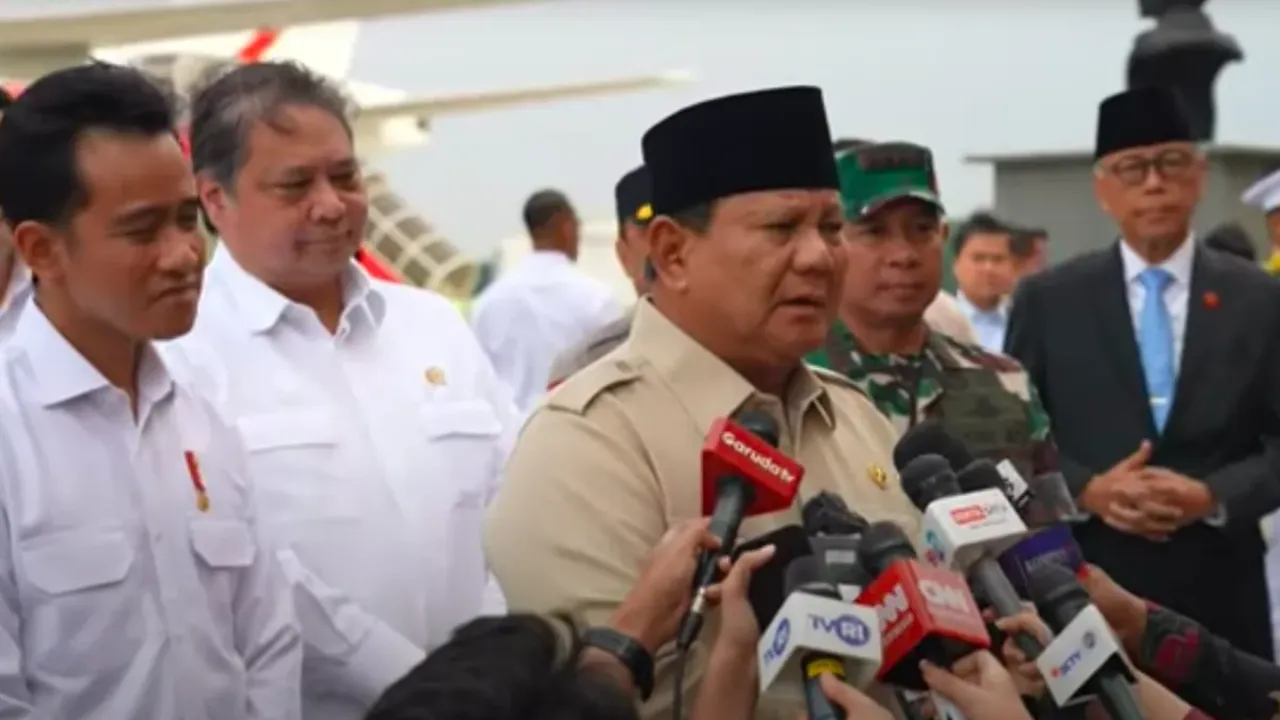 Presiden Prabowo Subianto merespons soal kasus keracunan MBG setibanya di Lanud Halim Perdanakusumah pada Sabtu (27/9/2025).