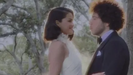 Selena Gomez akhirnya resmi menikah dengan produser musik Benny Blanco dalam sebuah upacara intim pada 27 September 2025
