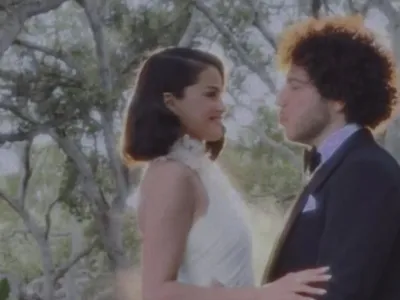 Selena Gomez akhirnya resmi menikah dengan produser musik Benny Blanco dalam sebuah upacara intim pada 27 September 2025