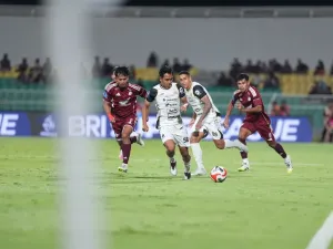 Duel pemain pada laga PSM Makassar vs Persija Jakarta di pekan keenam Super League 2025-2026 di Stadion B.J. Habibie, Parepare, Makassar, Minggu (21/9/2025).