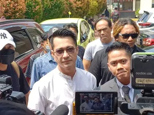 Pesinetron Eza Gionino menghadiri sidang perdana kasus perceraiannya di Pengadilan Agama Cibinong, Kabupaten Bogor, Senin (22/9/2025).