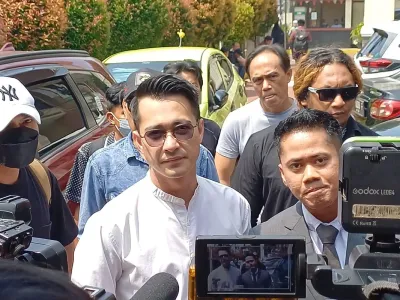 Pesinetron Eza Gionino menghadiri sidang perdana kasus perceraiannya di Pengadilan Agama Cibinong, Kabupaten Bogor, Senin (22/9/2025).