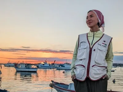 Wanda Hamidah berfoto di Portopalo Sicily Italia.