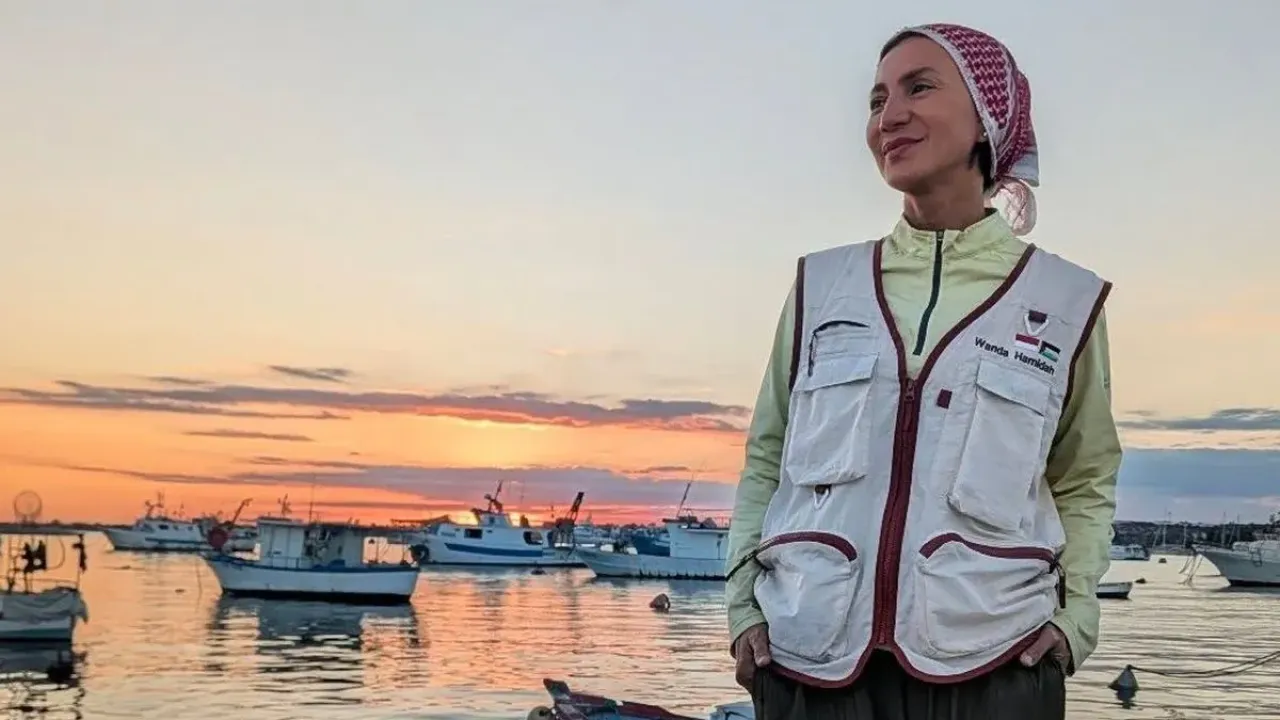 Wanda Hamidah berfoto di Portopalo Sicily Italia.