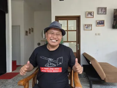 Komedian Narji saat ditemui di Warung Lawuh Gereh, Pamulang, Minggu (28/9/2025)
