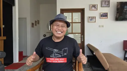 Komedian Narji saat ditemui di Warung Lawuh Gereh, Pamulang, Minggu (28/9/2025)