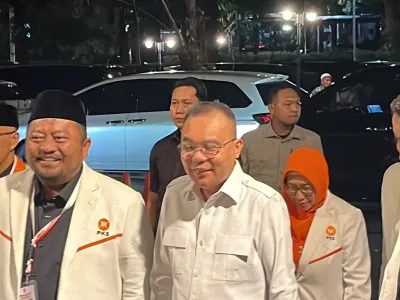Harian Gerindra Sufmi Dasco Ahmad tiba di acara Musyawarah Nasional (Munas) PKS yang digelar di Hotel Sultan, Jakarta, Minggu (28/9/2025)