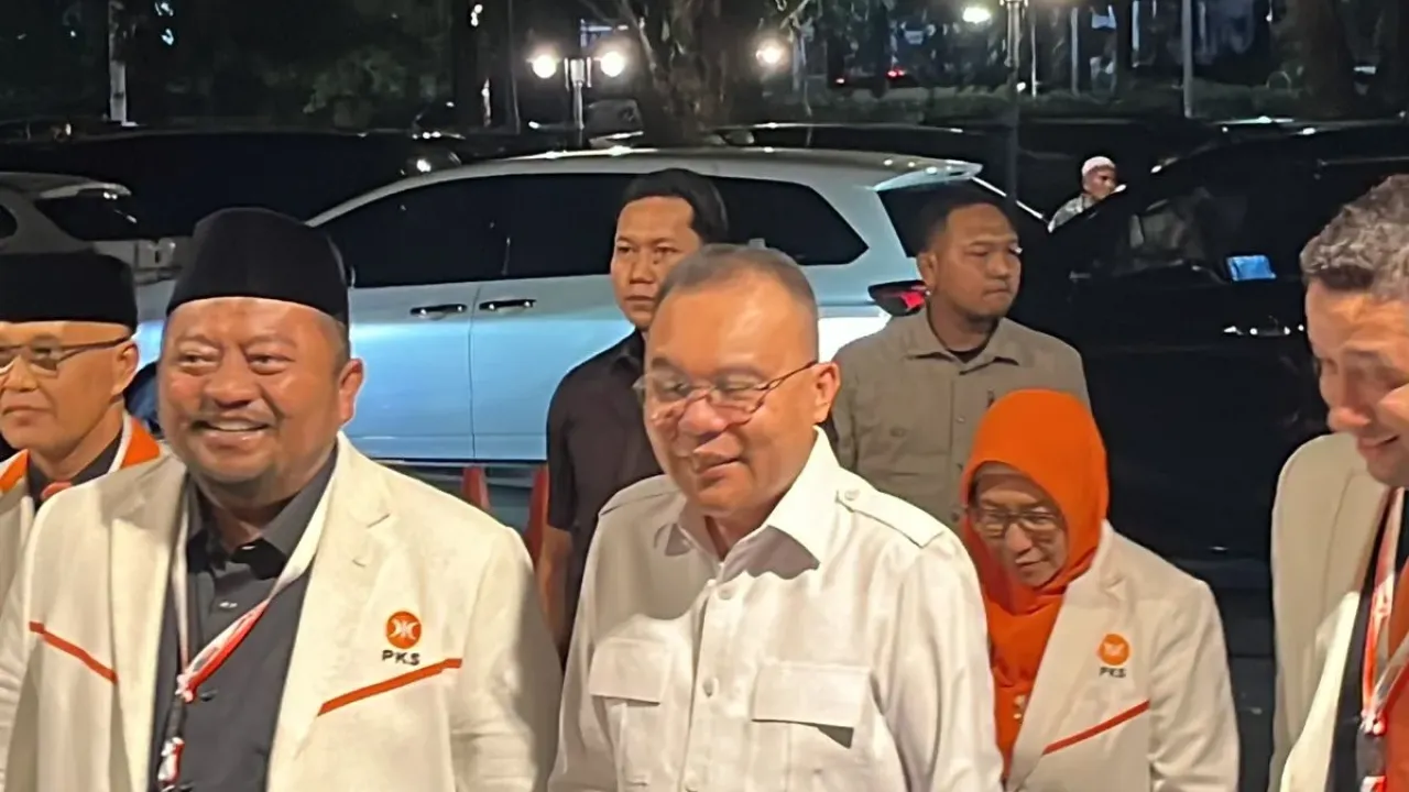 Harian Gerindra Sufmi Dasco Ahmad tiba di acara Musyawarah Nasional (Munas) PKS yang digelar di Hotel Sultan, Jakarta, Minggu (28/9/2025)
