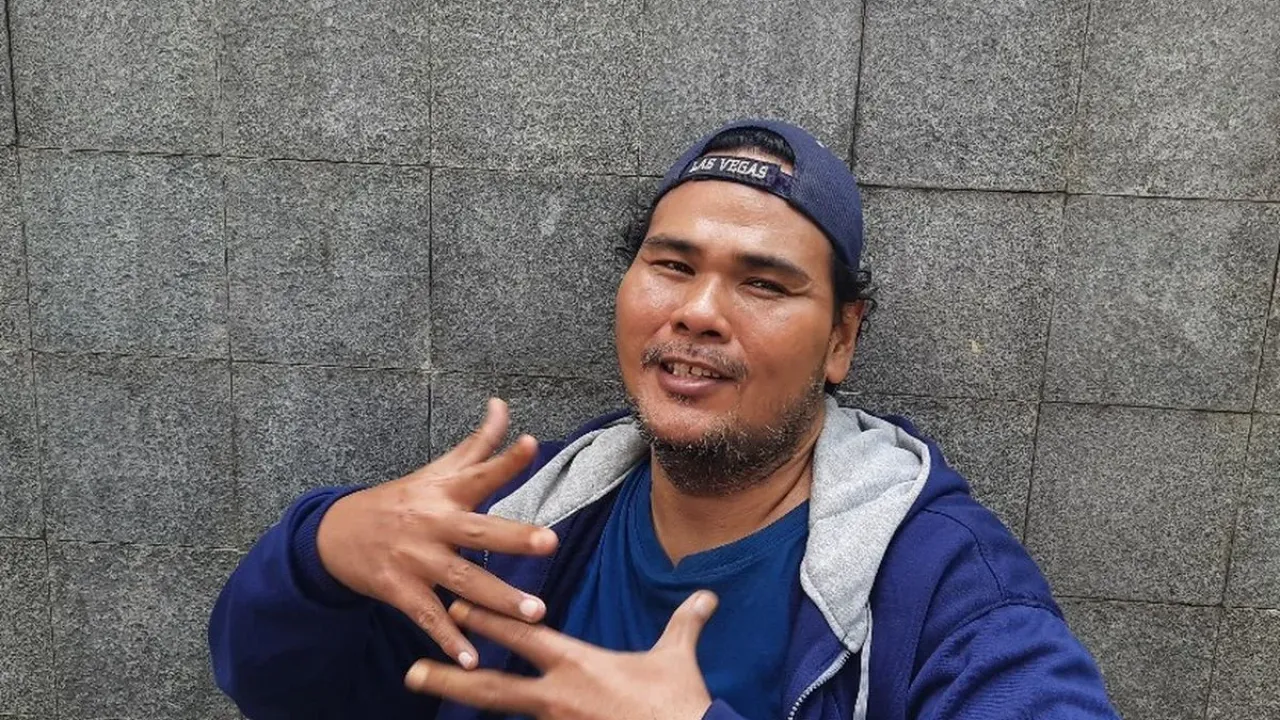 Aktor Fahmi Bo kini berjualan pecel lele di pinggir jalan karena sudah tak aktif lagi syuting.