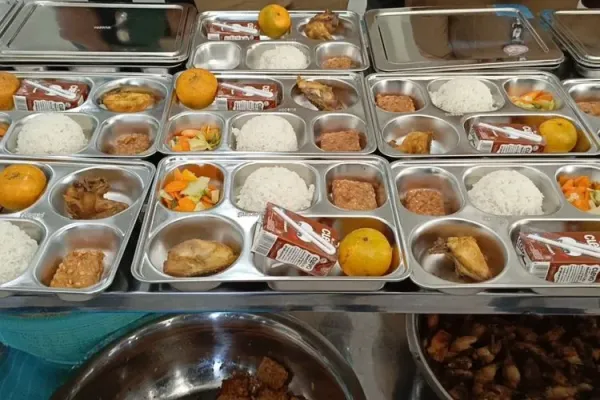 Sejumlah petugas dapur SPPG di beberapa wilayah di Kabupaten Bandung, Jawa Barat, saat akan mendistribusikan makanan MBG, Kamis (25/9/2025)