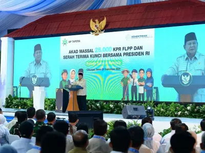 Presiden Prabowo Subianto saat meresmikan akad massal 26.000 KPR rumah bersubsidi di Perumahan Pesona Kahuripan 10, Cileungsi, Bogor, Senin (29/9/2025). 