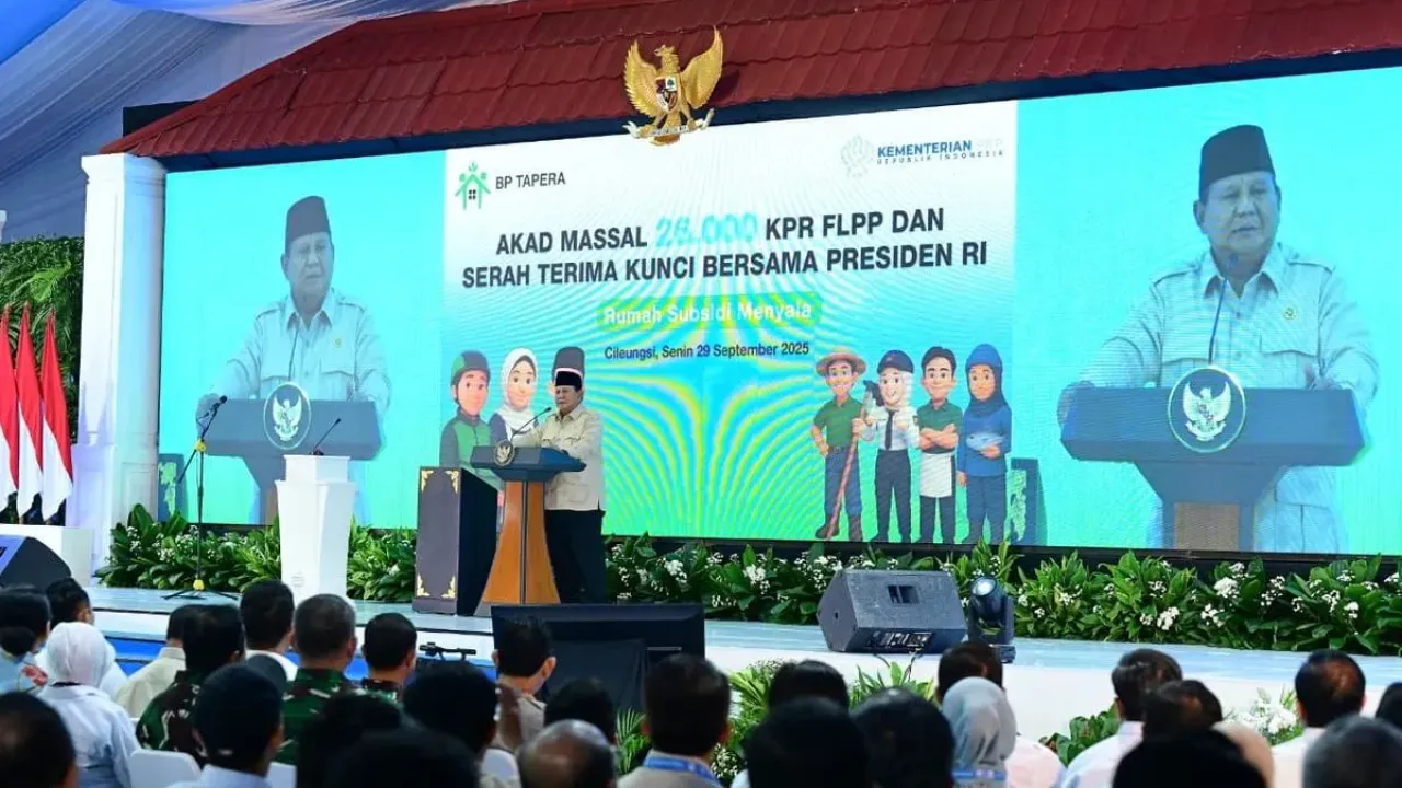 Presiden Prabowo Subianto saat meresmikan akad massal 26.000 KPR rumah bersubsidi di Perumahan Pesona Kahuripan 10, Cileungsi, Bogor, Senin (29/9/2025). 