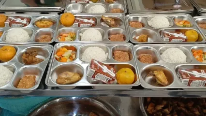 Sejumlah petugas dapur SPPG di beberapa wilayah di Kabupaten Bandung, Jawa Barat, saat akan mendistribusikan makanan MBG, Kamis (25/9/2025)