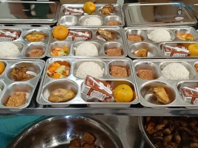 Sejumlah petugas dapur SPPG di beberapa wilayah di Kabupaten Bandung, Jawa Barat, saat akan mendistribusikan makanan MBG, Kamis (25/9/2025)