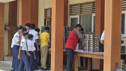 Siswa kelas VIIE menyantap program Makan Bergizi Gratis (MBG) di SMP Negeri 11 Semarang, Senin (29/9/2025).