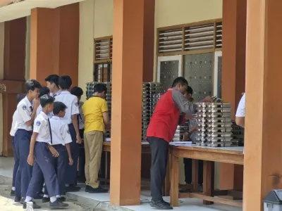 Siswa kelas VIIE menyantap program Makan Bergizi Gratis (MBG) di SMP Negeri 11 Semarang, Senin (29/9/2025).