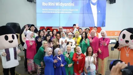 Menteri Pendayagunaan Aparatur Negara dan Reformasi Birokrasi (PANRB) Rini Widyantini meninjau layanan di Mal Pelayanan Publik (MPP) Jakarta, Senin (29/9/2025).