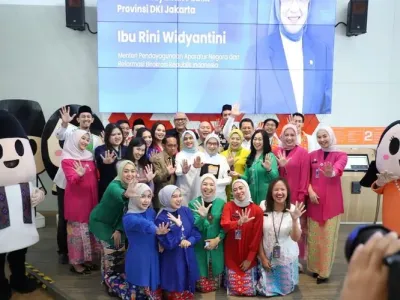 Menteri Pendayagunaan Aparatur Negara dan Reformasi Birokrasi (PANRB) Rini Widyantini meninjau layanan di Mal Pelayanan Publik (MPP) Jakarta, Senin (29/9/2025).