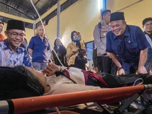 Wakil Ketua DPR RI, Cucun Ahmad Syamsurijal menjenguk para korban keracunan massal di GOR Kecamatan Cipongkor, Kabupaten Bandung Barat (KBB), Jawa Barat, Kamis (25/9/2025).