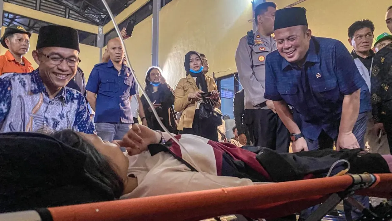 Wakil Ketua DPR RI, Cucun Ahmad Syamsurijal menjenguk para korban keracunan massal di GOR Kecamatan Cipongkor, Kabupaten Bandung Barat (KBB), Jawa Barat, Kamis (25/9/2025).